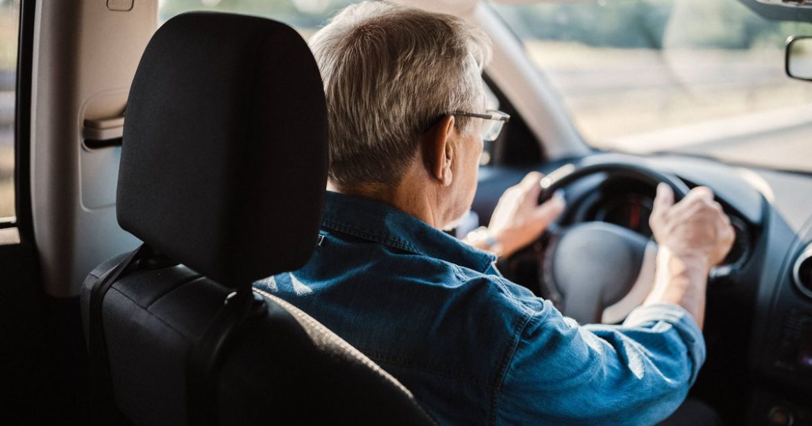 0_Experienced-older-man-with-glasses-drives-a-car.jpg