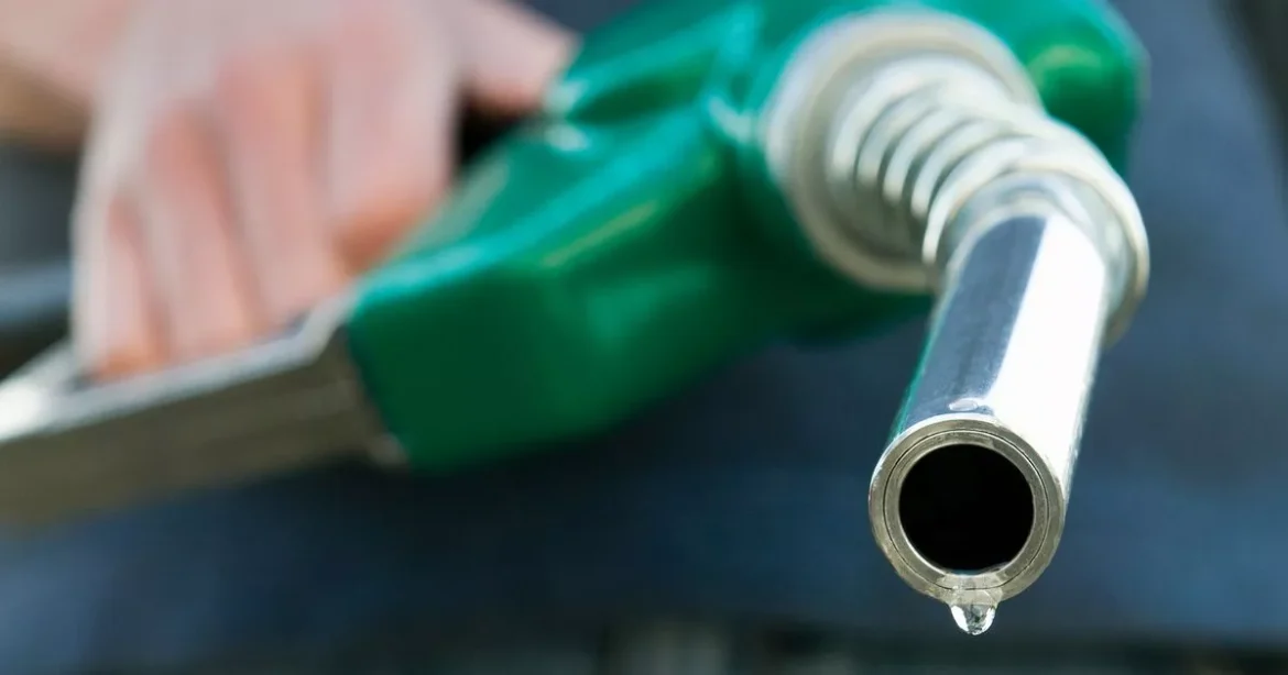 1_Petrol-pump-nozzle-with-fuel-dripping-out.jpg